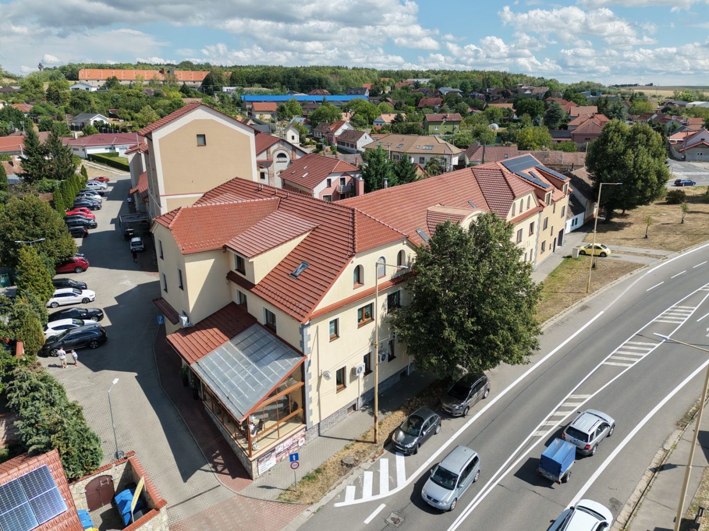 Areál Bratislavská 20 v Holíči — tehlové budovy bývalých sýpok a dvor s prevádzkami